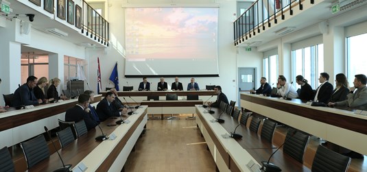 Radni sastanak uprave i sastavnica Sveučilišta u Splitu s ministrom demografije i useljeništva Ivanom Šipićem